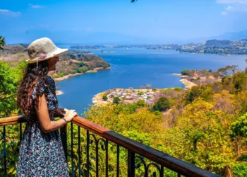 Turismo extranjero genera $2,200 millones en divisas para El Salvador entre enero y julio 2025