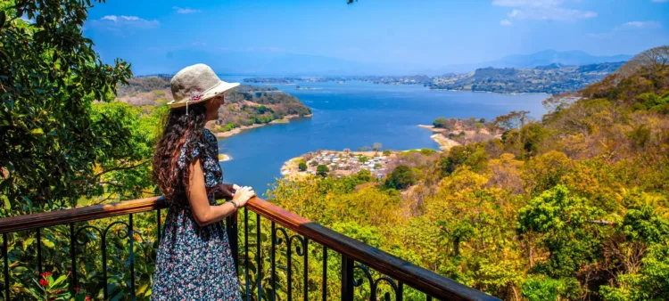 Turismo extranjero genera $2,200 millones en divisas para El Salvador entre enero y julio 2025