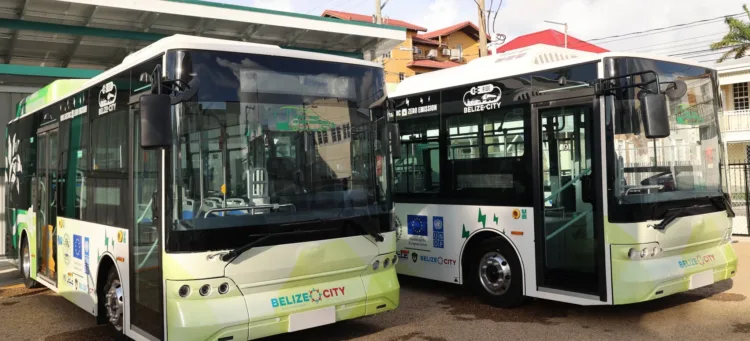 Proyecto de autobuses eléctricos en Belice impulsa transporte público sostenible con nueva tarjeta de viajero