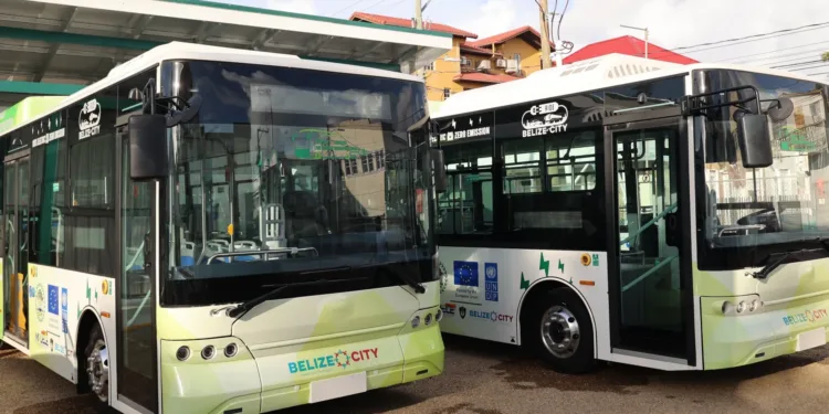 Proyecto de autobuses eléctricos en Belice impulsa transporte público sostenible con nueva tarjeta de viajero