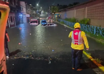 Inundaciones en El Salvador provocan evacuaciones y rescates tras intensas lluvias