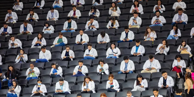 Médico salvadoreño sorprendido usando lentes con inteligencia artificial para hacer trampa durante examen nacional