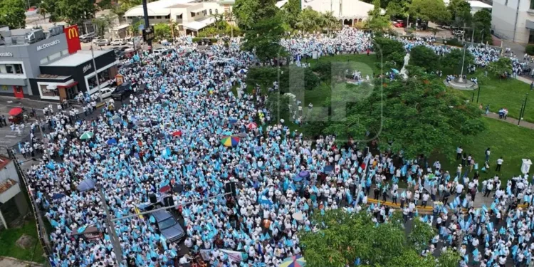 Políticos hondureños convierten marcha de iglesias en una disputa electoral