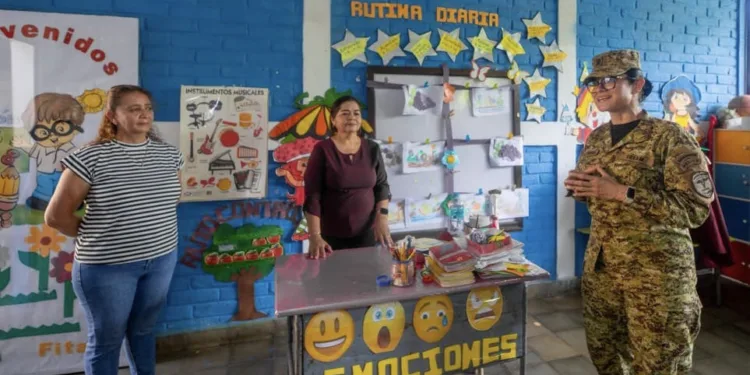 Nueva ministra salvadoreña de Educación impone medidas disciplinarias en escuelas, Bukele la respalda