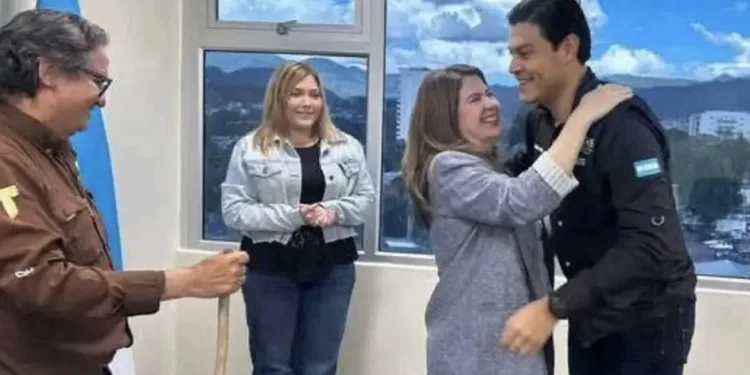 Honduras: Consejeros electorales se “abrazan y piden perdón” ante sacerdote que ora por comicios transparentes y pacíficos