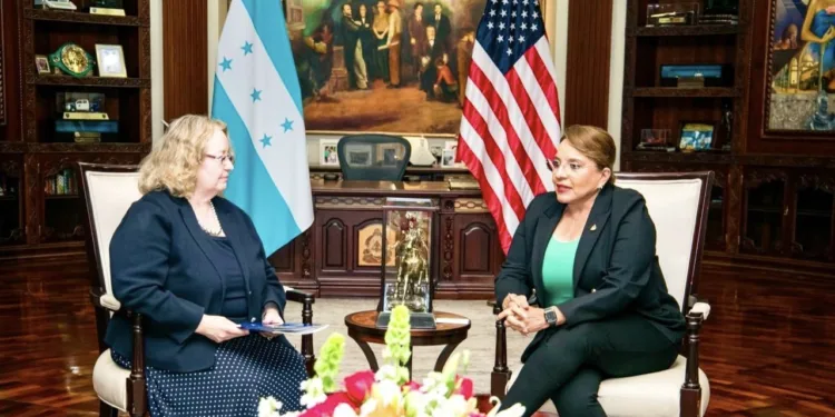 Presidenta hondureña se reúne con encargada de negocios de EE UU para tratar temas de economía, seguridad y migración