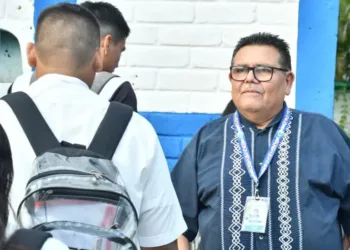 Escuelas públicas de El Salvador aplican desde hoy nuevas normas de disciplina entre reacciones encontradas