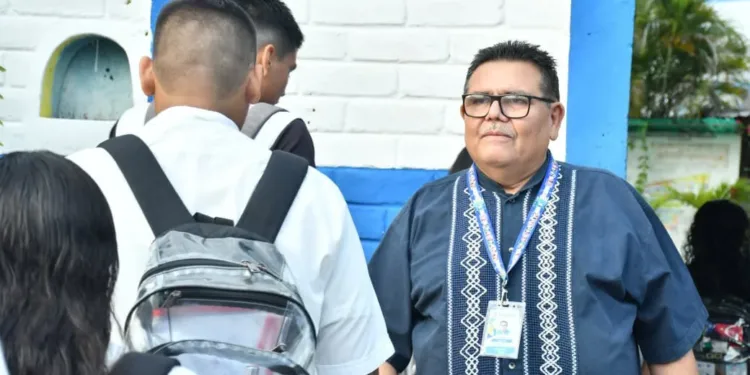 Escuelas públicas de El Salvador aplican desde hoy nuevas normas de disciplina entre reacciones encontradas