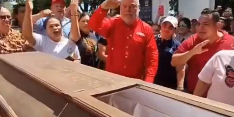 Honduras: Oficialismo arremete contra alcalde de San Pedro Sula por uso de ataúdes contra Libre y candidata Rixi Moncada