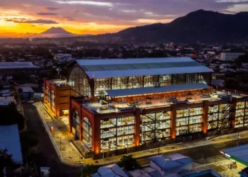 Bukele inaugura renovado mercado capitalino tras incendio de 2021 en San Salvador