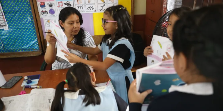 Más de 15 mil maestros aplican en el primer día de convocatoria para plazas permanentes en Guatemala