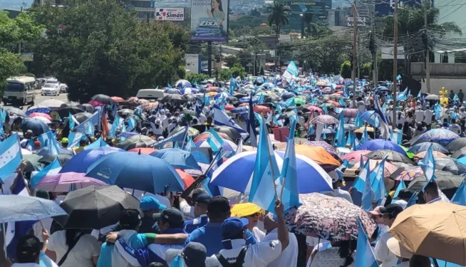 Millares de hondureños se movilizan en oración por la democracia en medio de tensión electoral