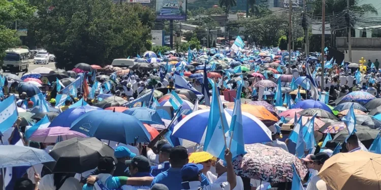 Millares de hondureños se movilizan en oración por la democracia en medio de tensión electoral