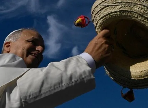 Jóvenes guatemaltecos entregan sombrero de Esquipulas al papa León XIV durante Jubileo en el Vaticano