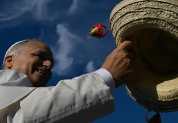 Jóvenes guatemaltecos entregan sombrero de Esquipulas al papa León XIV durante Jubileo en el Vaticano