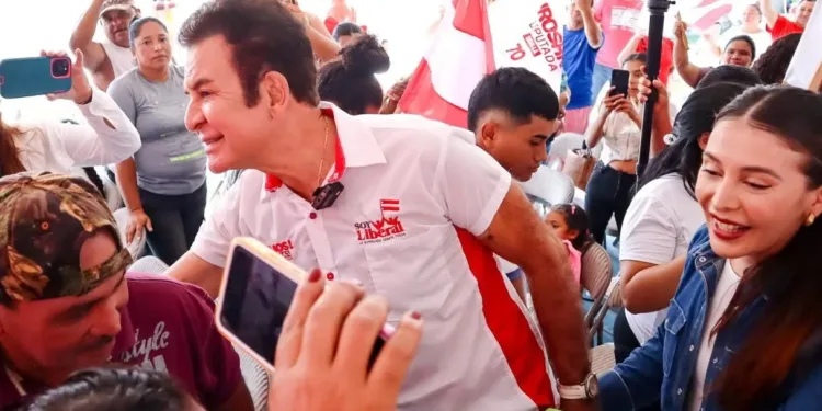 Salvador Nasralla asegura liderar encuestas rumbo a las elecciones de noviembre en Honduras