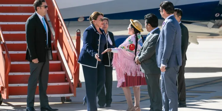 Presidenta de Honduras participa en los actos del Bicentenario de Bolivia