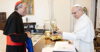 Cardenal hondureño Rodríguez Maradiaga entrega estatuilla de los Catholic Music Awards al Papa León XIV