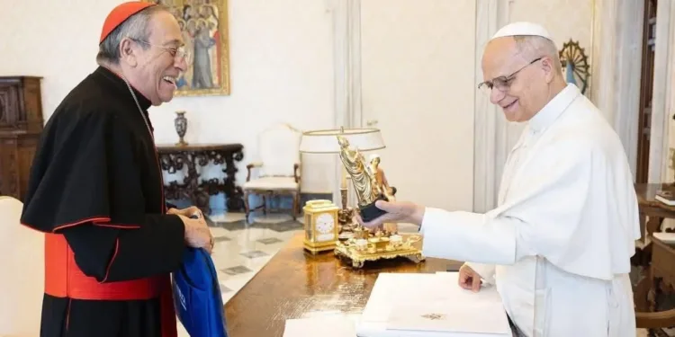 Cardenal hondureño Rodríguez Maradiaga entrega estatuilla de los Catholic Music Awards al Papa León XIV