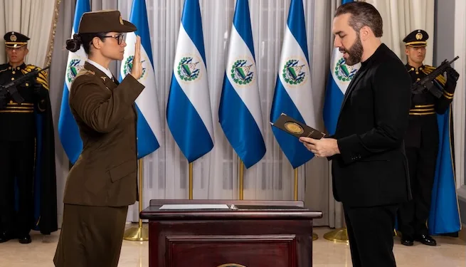 Bukele nombra a doctora y militar como nueva ministra de Educación de El Salvador