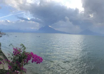 Ministerio guatemalteco de Medio Ambiente detecta que el 95 % de hoteles contaminan el Lago de Atitlán