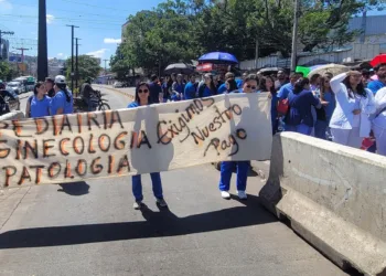 Médicos del Hospital Escuela de Honduras amenazan con paros si no reciben los pagos atrasados