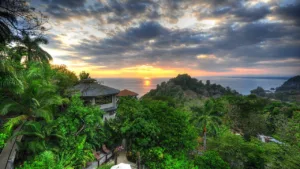 Muchos turistas pagan elevados precios por disfrutar de las bellezas naturales de Costa Rica.