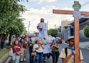 El 98 % de salvadoreños afirma creer en Dios, según encuesta