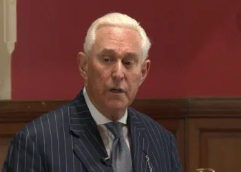 El veterano asesor de Trump, Roger Stone, le pide frenar al “régimen autoritario” de Xiomara Castro en Honduras 