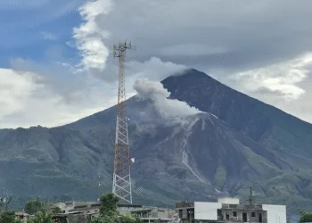 Guatemala en alerta por flujos de lava y caída de ceniza en el volcán Santiaguito