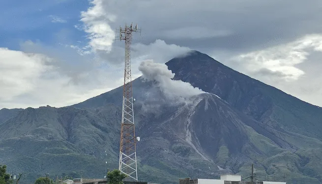 Guatemala en alerta por flujos de lava y caída de ceniza en el volcán Santiaguito