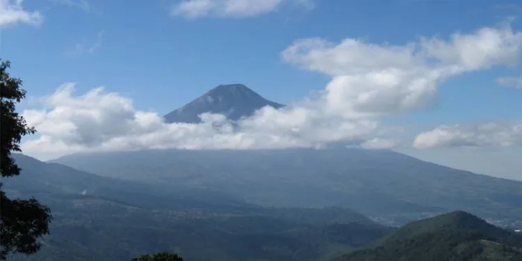 Grietas en el volcán de Agua aumentan el riesgo de lahares: autoridades llaman a reforzar la prevención en Guatemala