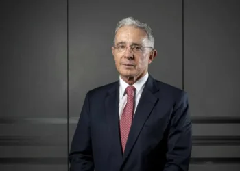 Álvaro Uribe condenado a 12 años de prisión domiciliaria por soborno y fraude procesal en Colombia