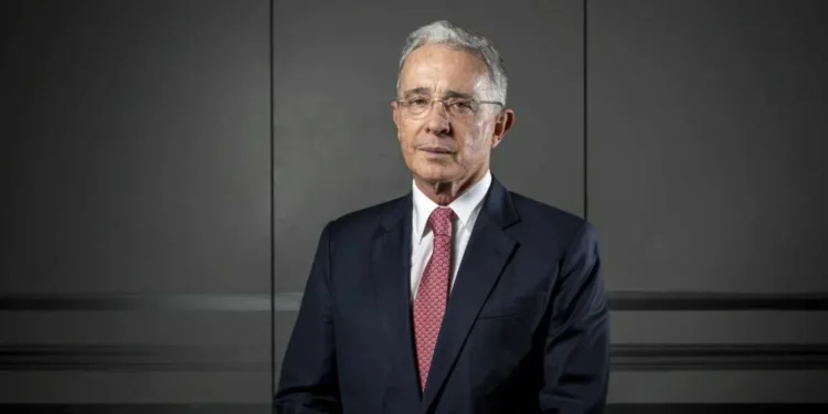 Álvaro Uribe condenado a 12 años de prisión domiciliaria por soborno y fraude procesal en Colombia