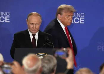 Documentos olvidados confirman tensiones en la cumbre entre Trump y Putin: EE.UU. advierte con nuevas sanciones a Rusia