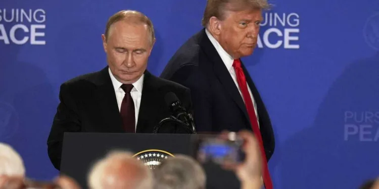 Documentos olvidados confirman tensiones en la cumbre entre Trump y Putin: EE.UU. advierte con nuevas sanciones a Rusia