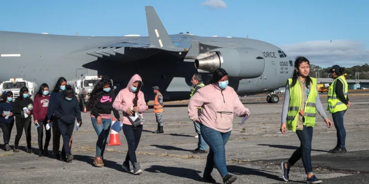 Vuelos con salvadoreños deportados desde EE UU se disparan: 107 en 7 meses, el doble que en 2023