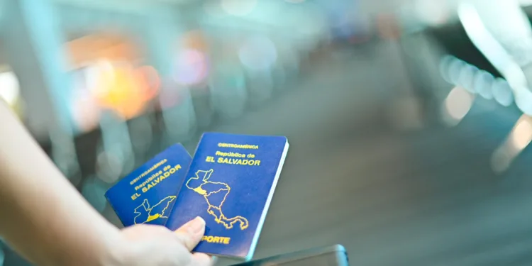 Cae un 48 % el número de salvadoreños que viajaron con visas de empleo temporal a EE UU en el último año