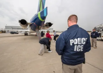 Más de mil vuelos de deportación de ICE en 2025: la mayoría con destino a Centroamérica