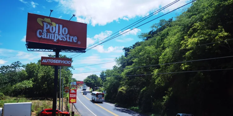 Una receta de pollo frito salvadoreño reta al dominio del gigante Pollo Campero