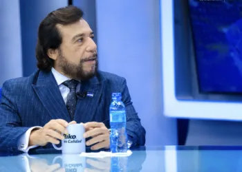Vicepresidente de El Salvador respalda medidas disciplinarias en escuelas pese a críticas por militarización