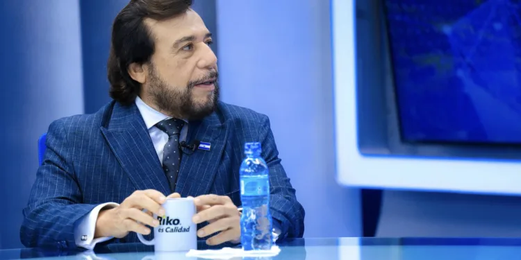 Vicepresidente de El Salvador respalda medidas disciplinarias en escuelas pese a críticas por militarización