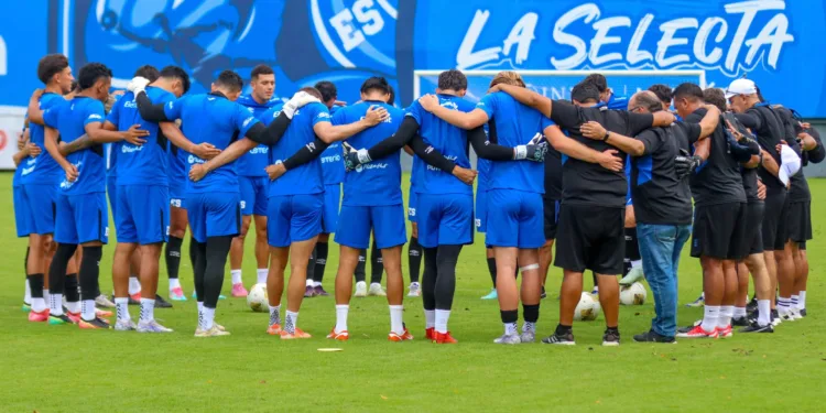 El Bolillo Gómez destaca equilibrio y estrategia de El Salvador ante Guatemala