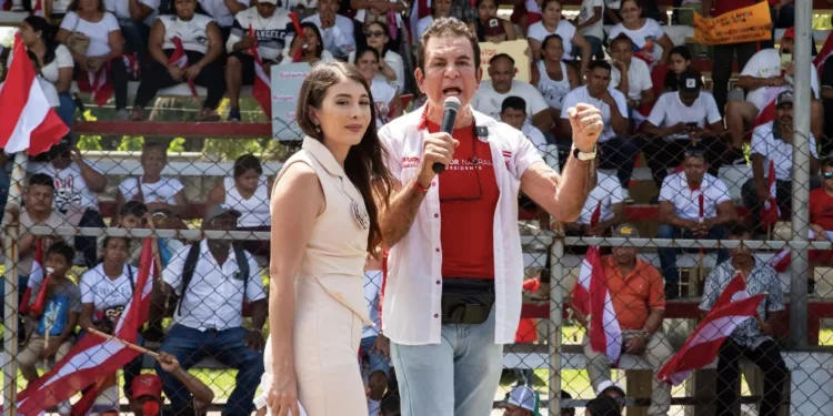 Candidato presidencial Salvador Nasralla recorre Tegucigalpa en Cybertruck y promete revolución tecnológica en Honduras