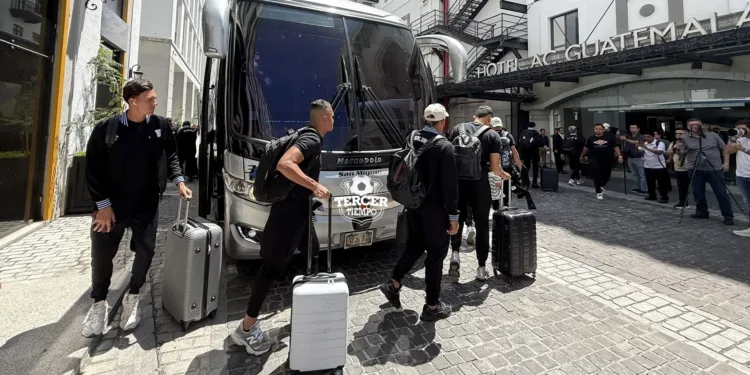 Selección de El Salvador llega a Guatemala para las eliminatorias del Mundial 2026