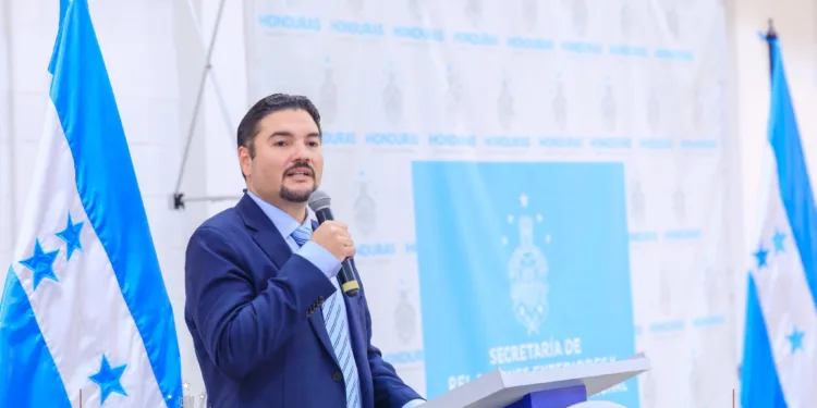 Canciller de Honduras desmiente rumores de renuncia tras ausencia pública