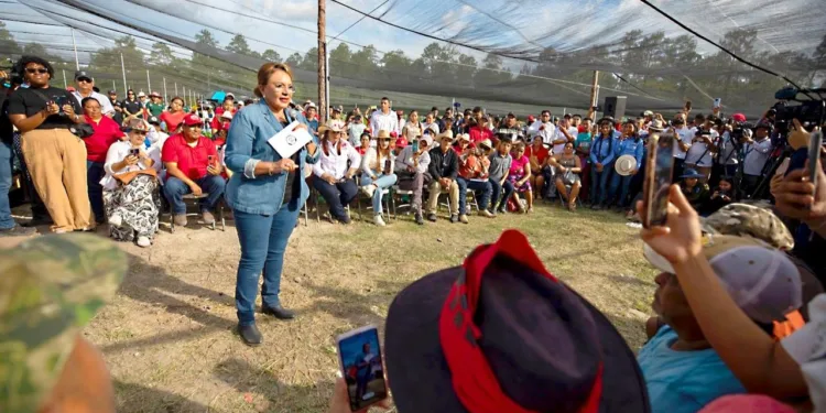 Honduras: Xiomara Castro convierte inauguración de obra en mitin electoral contra opositores