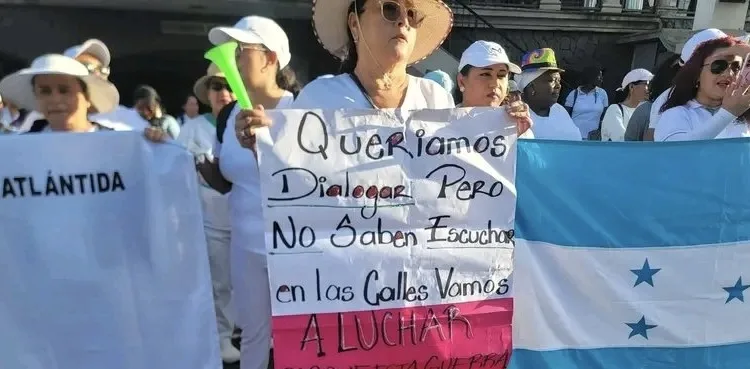 Ministra de Salud de Honduras confronta a auxiliares de enfermería en medio de protestas