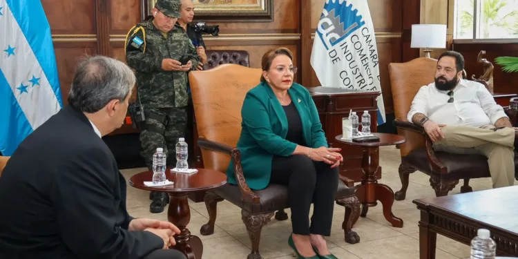 Presidenta de Honduras se reúne con la Cámara de Comercio de Cortés en medio de campaña de presión a empresa privada