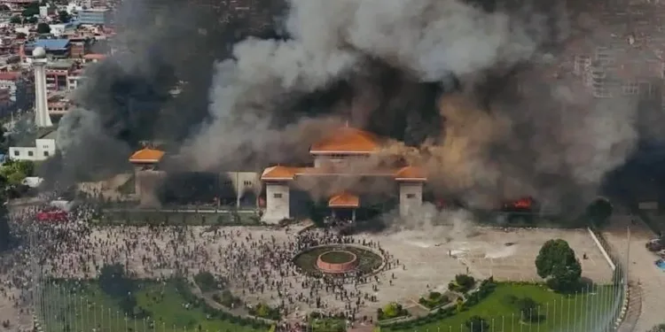 Crisis en Nepal: renuncia del primer ministro entre violentas protestas por prohibición de redes sociales